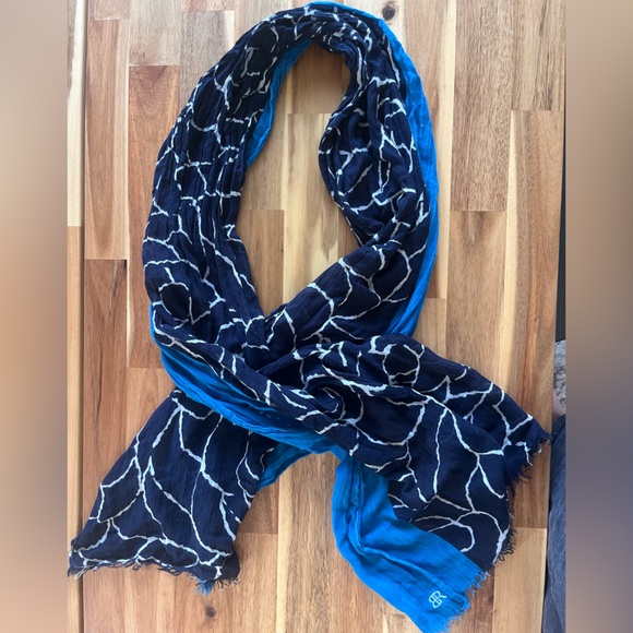 Banana Republic Scarf- super lightweight! - Picture 4 of 4